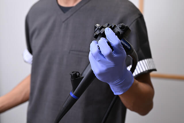 内視鏡の操作部を握る手