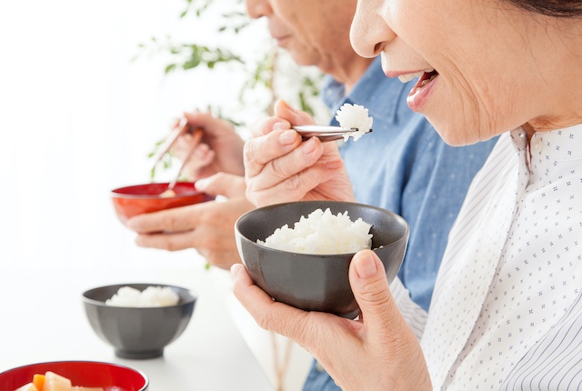 食事中の女性と男性