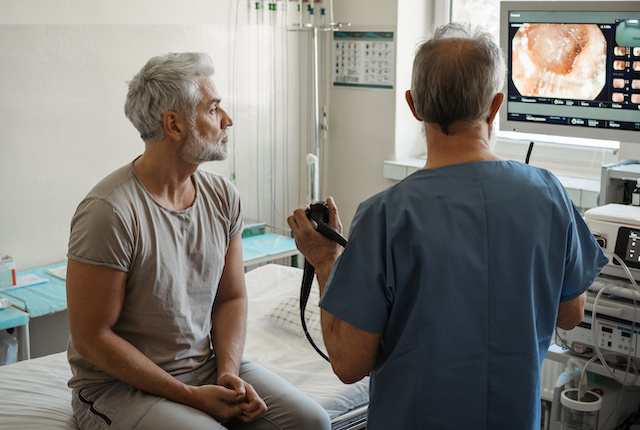 大腸ポリープの説明を受ける男性