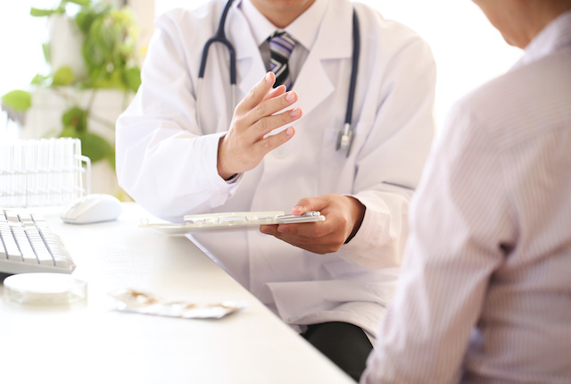 患者に説明をする医師