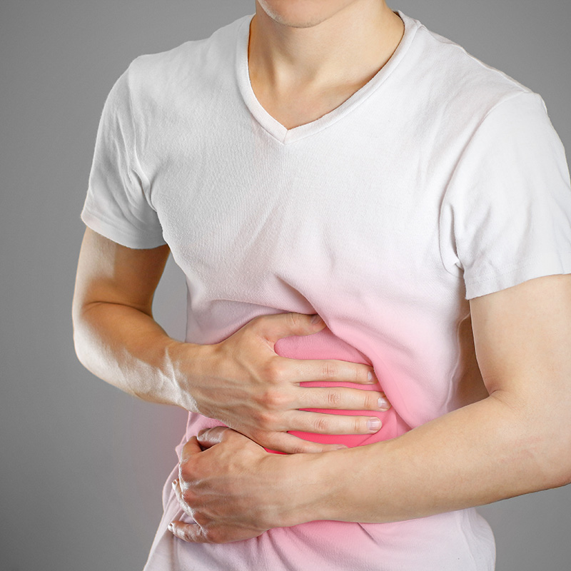 お腹を抑える男性