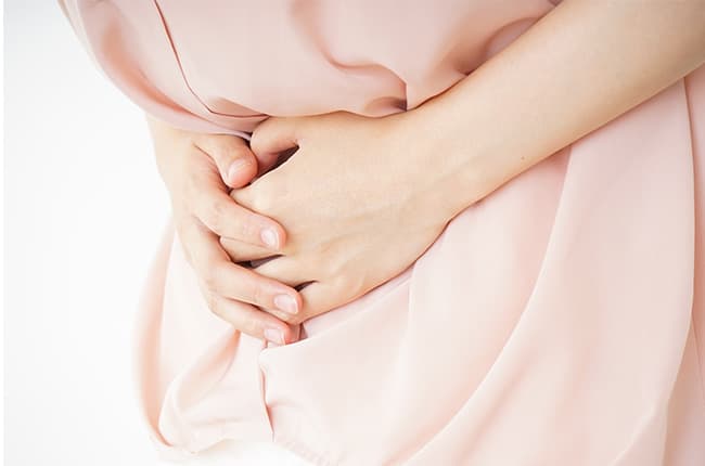 お腹をおさえている様子