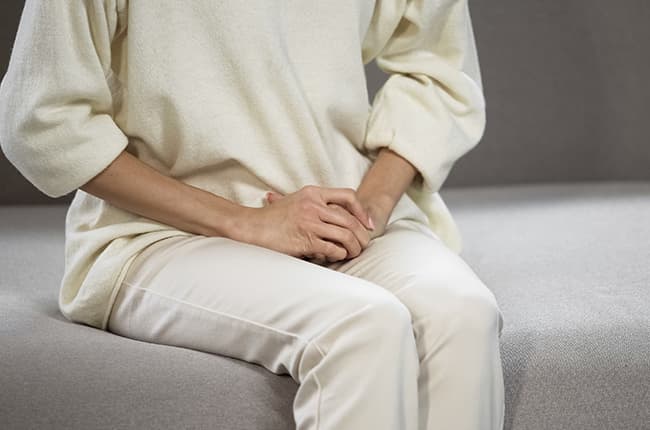 ソファに座っている様子